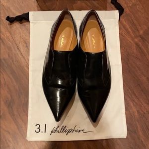 Flat pointed patent black leather
